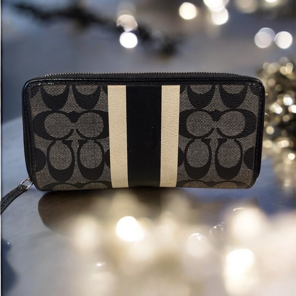 Coach Signature Wallet EUC leather/patent leather
black/white, - Picture 2 of 16